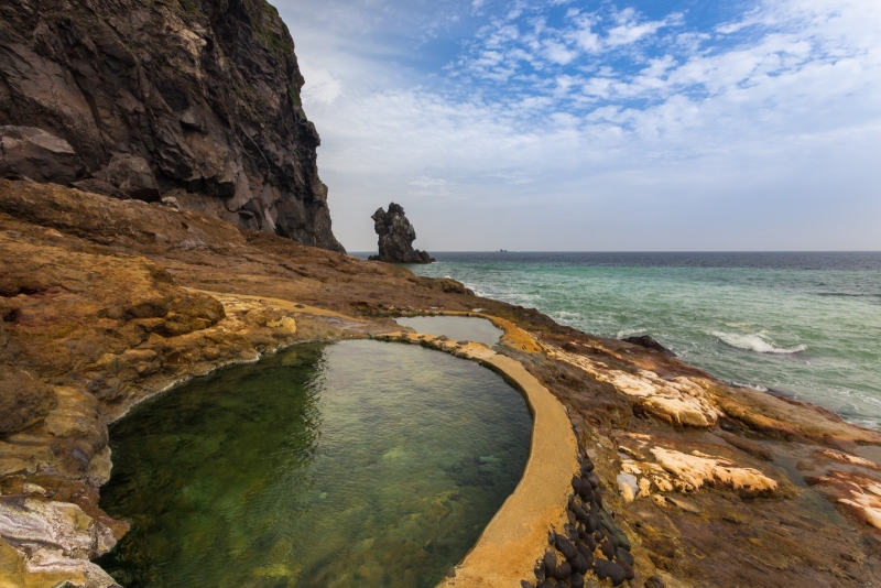 死ぬまでに1度は訪れてほしい秘湯「東温泉」！鹿児島県の離島 三島村硫黄島の絶景温泉。