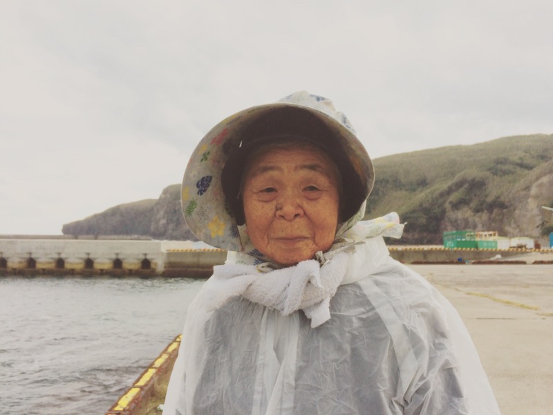 元気の秘訣は魚釣り！竹島で最高齢の日高キサさん。