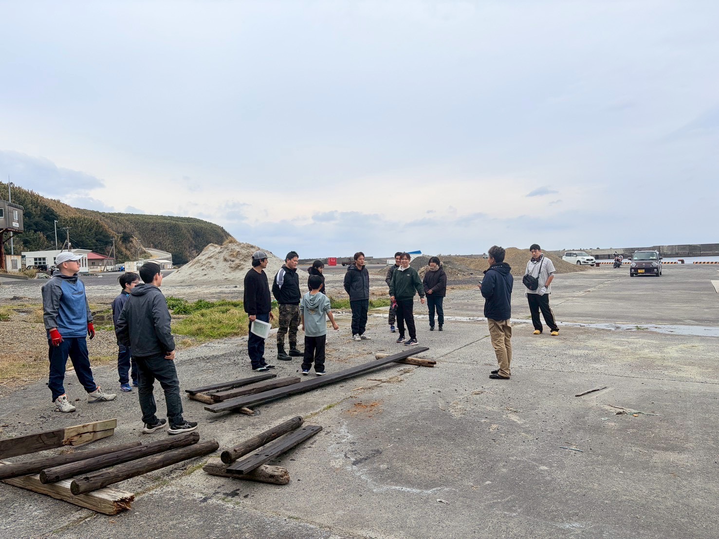 みんなで拾い箱作り！自然公園づくり